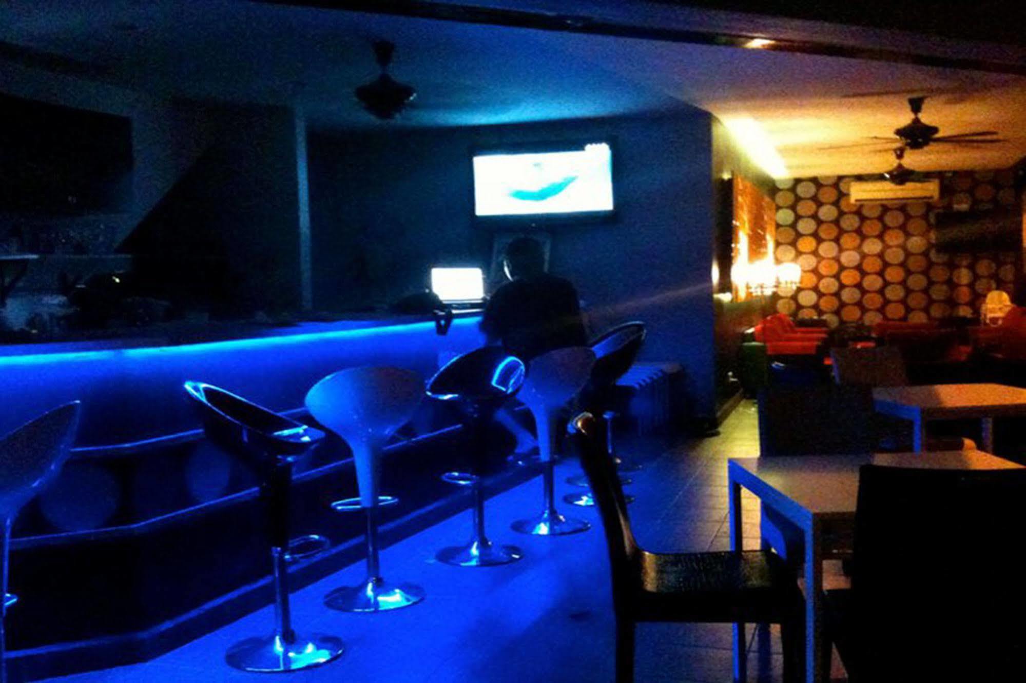 One Motel And Cafe Kuah Exterior foto